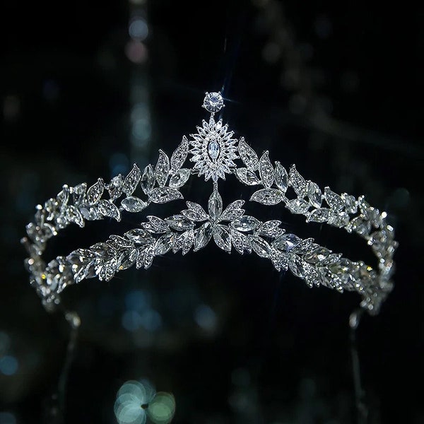 Sparkling Silver Leaf Bridal Tiara - Elegant Crystal Wedding Crown - Statement Queen Headpiece - Luxe Rhinestone Tiara for Brides