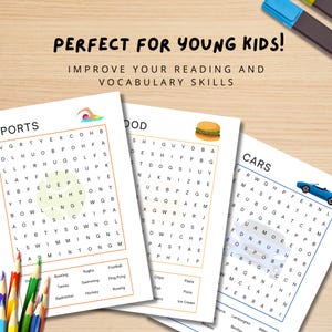 K&ouml;nnte beinhalten: Drei druckbare Wortsuchr&auml;tsel f&uuml;r Kinder. Die R&auml;tsel sind mit "Sport", "Essen" und "Autos" betitelt. Jedes R&auml;tsel hat ein Gitter aus Buchstaben mit W&ouml;rtern, die zum Thema passen. Die R&auml;tsel sind auf wei&szlig;em Papier mit hellbraunem Hintergrund gedruckt.