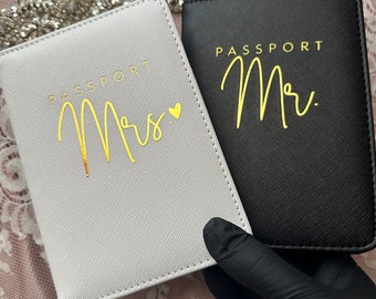 Benutzerdefinierte Brautparty Geschenke | Mr & Mrs Passport Inhaber | Gepäckanhänger für Paar | Flitterwochen Geschenke | Personalisierte Passhülle