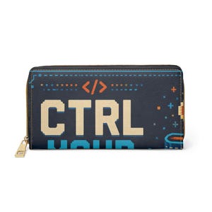 Peut inclure: Un portefeuille rectangulaire bleu foncé avec une fermeture éclair dorée. L'avant présente un motif pixélisé avec le texte "CTRL" en grandes lettres beiges, un symbole de crochet de code orange et divers petits éléments graphiques pixélisés.
