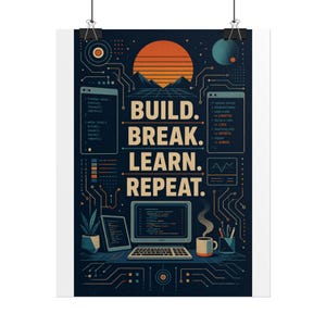 Peut inclure: Une affiche bleu foncé avec le texte BUILD. BREAK. LEARN. REPEAT. en beige. Le design comprend un ordinateur central, des motifs de circuits imprimés, un coucher de soleil sur des montagnes, des extraits de code, une plante et une tasse fumante.