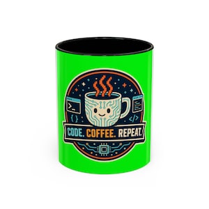 Peut inclure: Un mug vert vif avec un intérieur noir arborant un motif circulaire représentant une tasse de café souriante avec un circuit imprimé, de la vapeur et le texte CODE. COFFEE. REPEAT. entouré de symboles de programmation et d'une puce.
