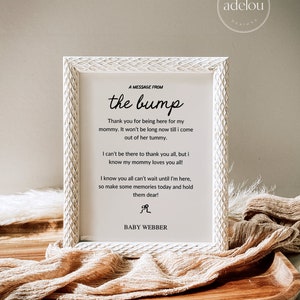Può includere: Una cornice bianca con un messaggio dalla pancia. Il messaggio dice: "Grazie per essere qui per la mia mamma. Non passerà molto tempo prima che io esca dalla sua pancia. Non potrò essere lì per ringraziarvi tutti, ma so che la mia mamma vi ama tutti! So che non vedete l'ora che io arrivi, quindi create dei bei ricordi oggi e conservateli per sempre!" La cornice include anche il testo "Baby Webber".