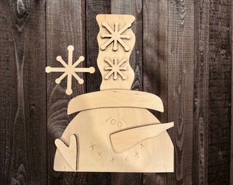 Peut inclure: Ornement de bonhomme de neige en bois avec un chapeau, un nez de carotte et des yeux de charbon. Le bonhomme de neige est décoré de flocons de neige et a un cœur sur la poitrine.
