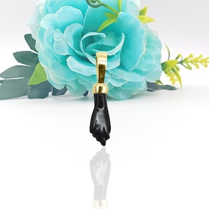 Pendentif main figa en or 14 carats, main figa en onyx noir, breloque pendentif main figa, breloque figa main perle, pendentif petit onyx, breloque main figa