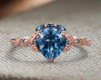 Anillo de compromiso de moissanita y topacio azul con corte en forma de corazón. Alianza de boda vintage de topacio. Anillo de boda con montura de oro rosa y diseño único de hoja. Regalo de aniversario.