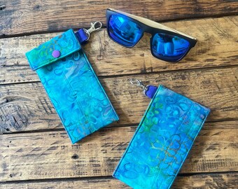 Traumhaftes Geblümtes Batik Brillentäschchen mit Clip Befestigung