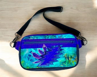 Eine von den Grateful Dead inspirierte Boxy Fanny Pack oder Crossbody Bag Amethyst Dreams