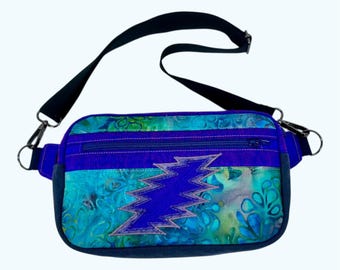 Einzigartige, von Grateful Dead inspirierte, kastenförmige Bauchtasche oder Crossbody-Tasche aus Rohseide und Batik
