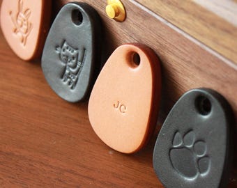 Llavero de cuero personalizado: iniciales grabadas, curtido vegetal