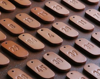 Llavero de cuero personalizado: iniciales grabadas, curtido vegetal