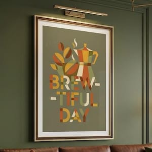 Könnte beinhalten: Ein gerahmter Kunstdruck mit einer stilisierten Mokkakanne und Kaffeebohnen sowie dem Text BREW-TIFUL DAY in geometrischer Schrift. Das Bild verwendet eine Palette aus Orange-, Gelb- und Brauntönen vor einem gedeckten olivgrünen Hintergrund.