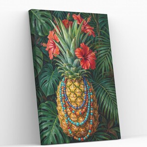 Könnte beinhalten: Ein lebendiges Gemälde einer Ananas, geschmückt mit roten Hibiskusblüten und bunten Perlenketten. Die Ananas ist vor einem Hintergrund aus üppigem, grünem tropischen Laub platziert, was einen auffälligen Kontrast von Farben und Texturen erzeugt.