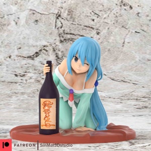 Op de afbeelding: Een anime-personage met blauw haar en een knipoogende uitdrukking knielt op een bruin platform. Ze houdt een donkerbruine fles vast met een wit etiket waarop Japanse karakters staan.