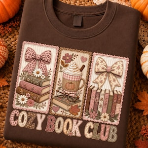 Cozy Book Club PNG, design per sublimazione per la lettura autunnale, libri con fiocco floreale, zucca e caffè PNG, design carino per maglietta da lettore autunnale, download digitale