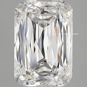 Op de afbeelding: Een losse edelsteen in radiant-slijpvorm met een helder, kleurloos uiterlijk en complexe geometrische facetten die het licht reflecteren. De steen heeft een rechthoekige vorm met afgeschuinde hoeken en de tekst HIGHQUALITYHANDMADE aan de rechterkant.