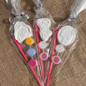 Mini paint your own doll party cones (1 supplied)