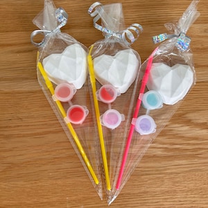 Paint your own hearts party cones (1 supplied)