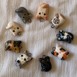 ペットのデザイン、小さな猫のチャームのデザイン、陶器の猫のネックレス、ペットギフト、小さな猫のネックレス、猫ママギフト