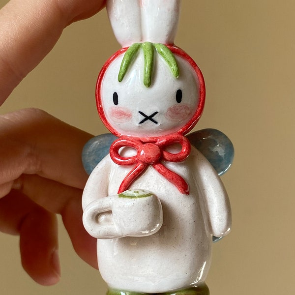 Erdbeerfee miffy hält Matcha, Keramikschmuckstück Miffy, Geburtstagsgeschenke, Zimmer- und Schreibtischdekor