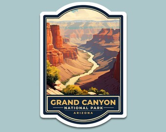 Könnte beinhalten: Ein Aufkleber im Vintage-Stil mit einer malerischen Aussicht auf den Grand Canyon National Park in Arizona. Der Aufkleber zeigt einen gewundenen Fluss, der durch den Canyon fließt, mit roten Felswänden auf beiden Seiten. Der Text "Grand Canyon National Park Arizona" ist in Gold auf einem dunkelblauen Banner gedruckt.