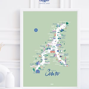 Può includere: Una stampa artistica incorniciata con una mappa del Lago di Como, Italia, con illustrazioni di punti di riferimento e città. La mappa è in orientamento verticale, con uno sfondo verde chiaro e dettagli blu e bianchi. Il testo "LAGO DI COMO" è scritto in corsivo.