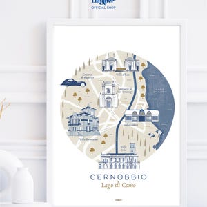 Peut inclure: Impression encadrée représentant une carte de Cernobbio, Italie, avec des illustrations de monuments tels que la Villa d'Este et la Villa Erba. La carte est dans un design circulaire avec un schéma de couleurs bleu et beige, avec le texte "Cernobbio Lago di Como".