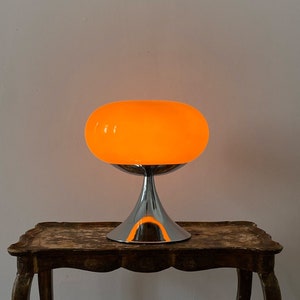 Orange Vintage Retro Lampe die leuchtet.