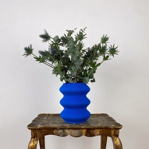 Blaue Vase aus dem 3D Drucker auf alter Kommode