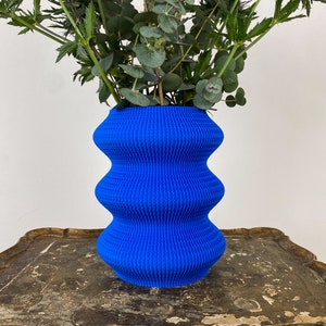 Blauwe designvaas Grote bloemenvaas van gerecycled plastic Moderne glazen vaas voor bloemen Inwijdingsfeest cadeau afbeelding 4