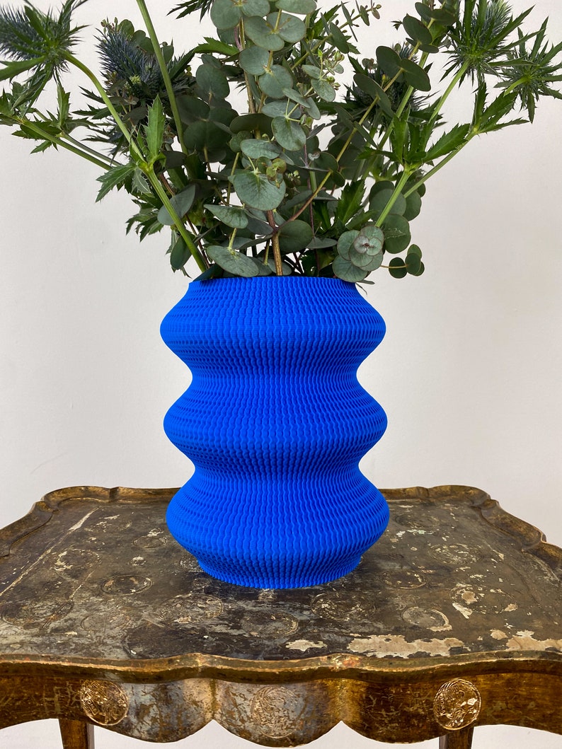 Blauwe designvaas Grote bloemenvaas van gerecycled plastic Moderne glazen vaas voor bloemen Inwijdingsfeest cadeau afbeelding 4