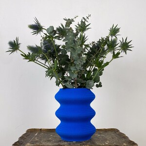 Blauwe designvaas Grote bloemenvaas van gerecycled plastic Moderne glazen vaas voor bloemen Inwijdingsfeest cadeau afbeelding 3