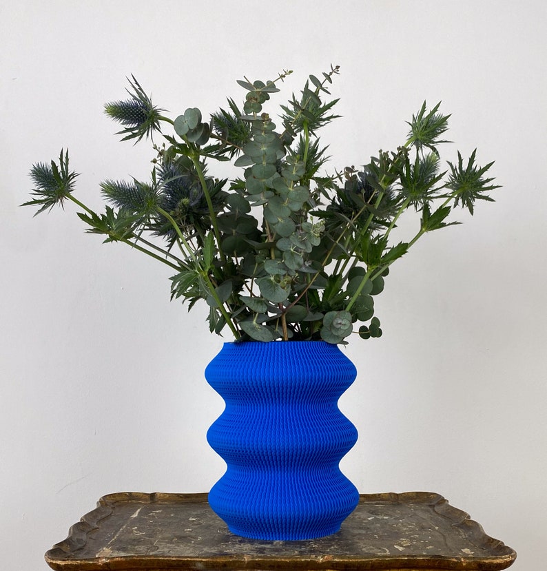 Blauwe designvaas Grote bloemenvaas van gerecycled plastic Moderne glazen vaas voor bloemen Inwijdingsfeest cadeau afbeelding 3