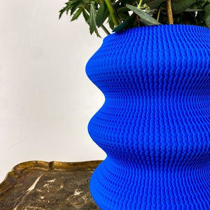 Blauwe designvaas Grote bloemenvaas van gerecycled plastic Moderne glazen vaas voor bloemen Inwijdingsfeest cadeau afbeelding 5