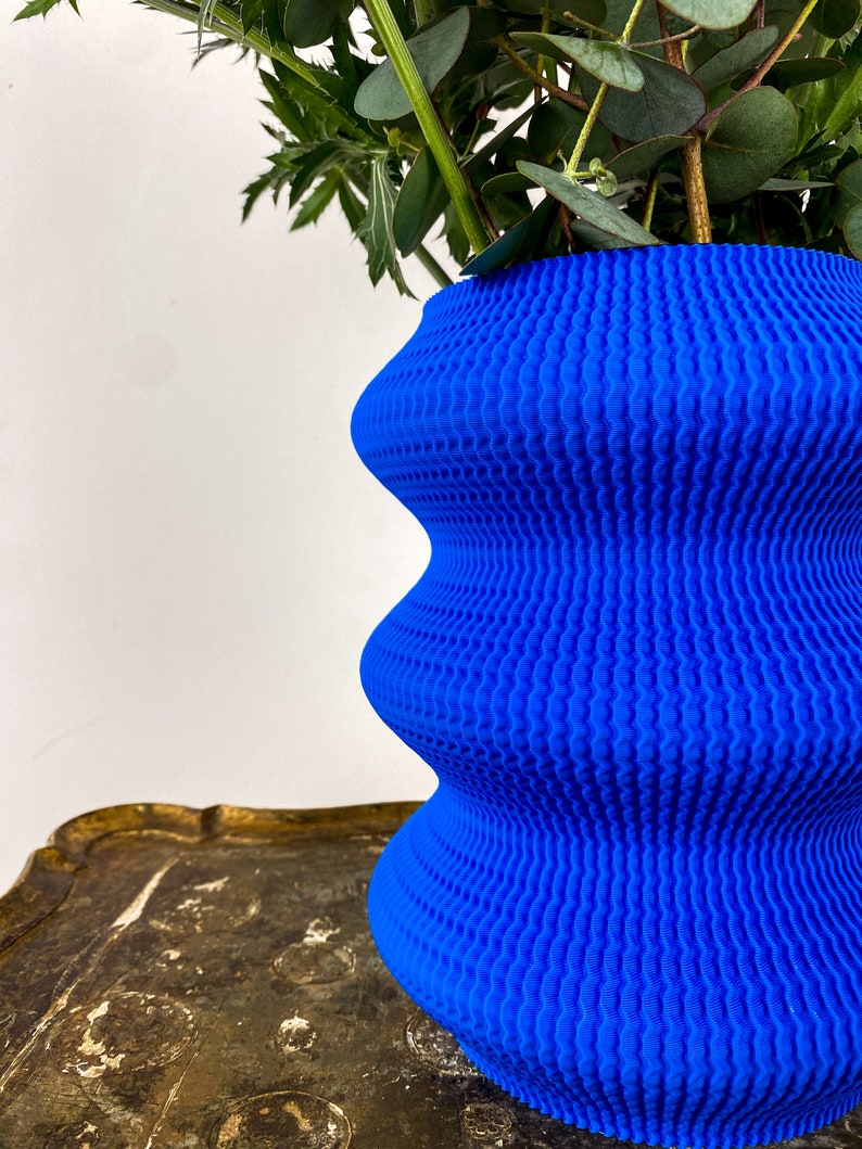 Blauwe designvaas Grote bloemenvaas van gerecycled plastic Moderne glazen vaas voor bloemen Inwijdingsfeest cadeau afbeelding 5