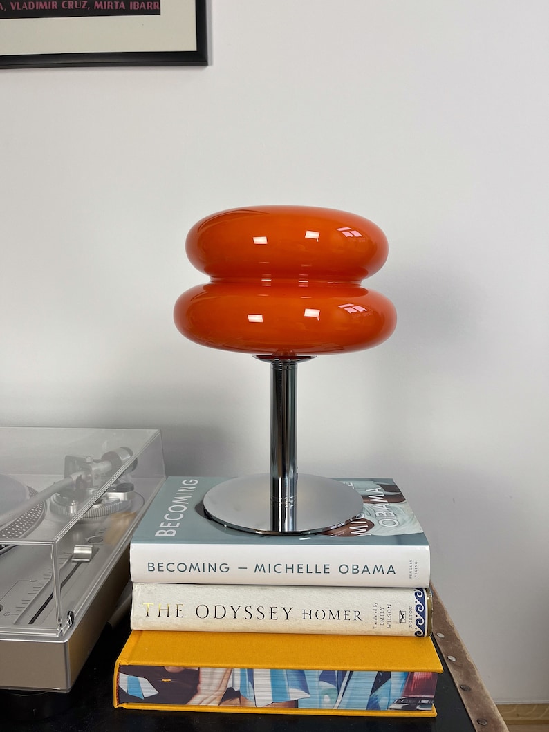 Orange Mid-Century Marshmallow Tischlampe mit Edelstahlfuß und Glasoberfläche von GLOW UP STUDIO.