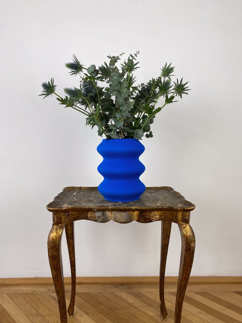 Blaue Vase aus dem 3D Drucker auf alter Kommode