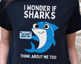 Camiseta de tiburón "Me pregunto si piensan en mí", regalo de biología marina para amantes de los tiburones, camiseta de gran tiburón blanco, camiseta de tiburón martillo, regalo para mamá