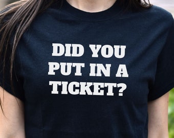 Könnte beinhalten: Ein schwarzes T-Shirt mit weißem Text, der "Did you put in a ticket?" lautet.