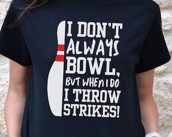 いつもボウリングに行くわけではない面白いTシャツ、ボウリング好きへのギフト、試合当日のTシャツ、2025年ボウリングチームTシャツ、ボウリングをするお父さんへのギフト、おじいちゃんボウラーTシャツ