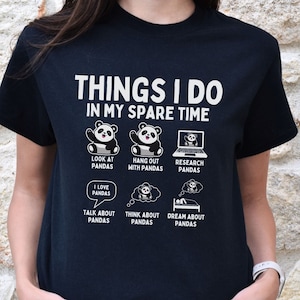Może przedstawiać: Czarny T-shirt z białym nadrukiem, na którym widnieje napis "Things I do in my spare time" i lista czynności związanych z pandami. Nadruk zawiera ilustracje pand.
