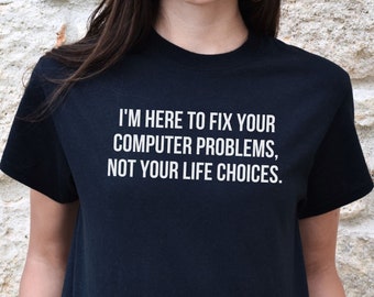 Puede incluir: Una camiseta negra con texto blanco que dice "Estoy aquí para arreglar tus problemas de computadora, no tus decisiones de vida."