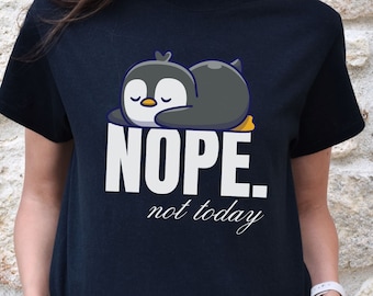 Camiseta "Não, hoje não" com pinguim, camiseta engraçada com pinguim, camiseta hilária com humor de pinguim, presente sarcástico para mãe amante de animais, Dia das Mães preguiçoso de 2025