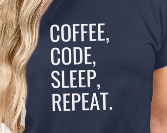 Puede incluir: Una camiseta azul marino con texto blanco que dice "COFFEE, CODE, SLEEP, REPEAT."