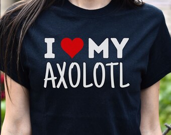 Puede incluir: Una camiseta negra con texto blanco que dice "Amo a mi ajolote". Un corazón rojo reemplaza la palabra "amo".