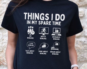 Pode incluir: Uma camiseta preta com texto branco que diz "Things I do in my spare time" e lista atividades relacionadas ao boliche. As atividades incluem "Go bowling", "Watch bowling", "Research bowling", "I love bowling", "Talk about bowling", "Think about bowling" e "Dream about bowling".