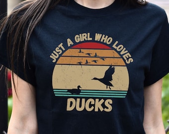 Camiseta "Solo una chica que ama a los patos", linda camiseta para amantes de los patos, regalo para amantes de los animales, camiseta de vida silvestre al aire libre, regalo para ella para el Día de la Madre 2025