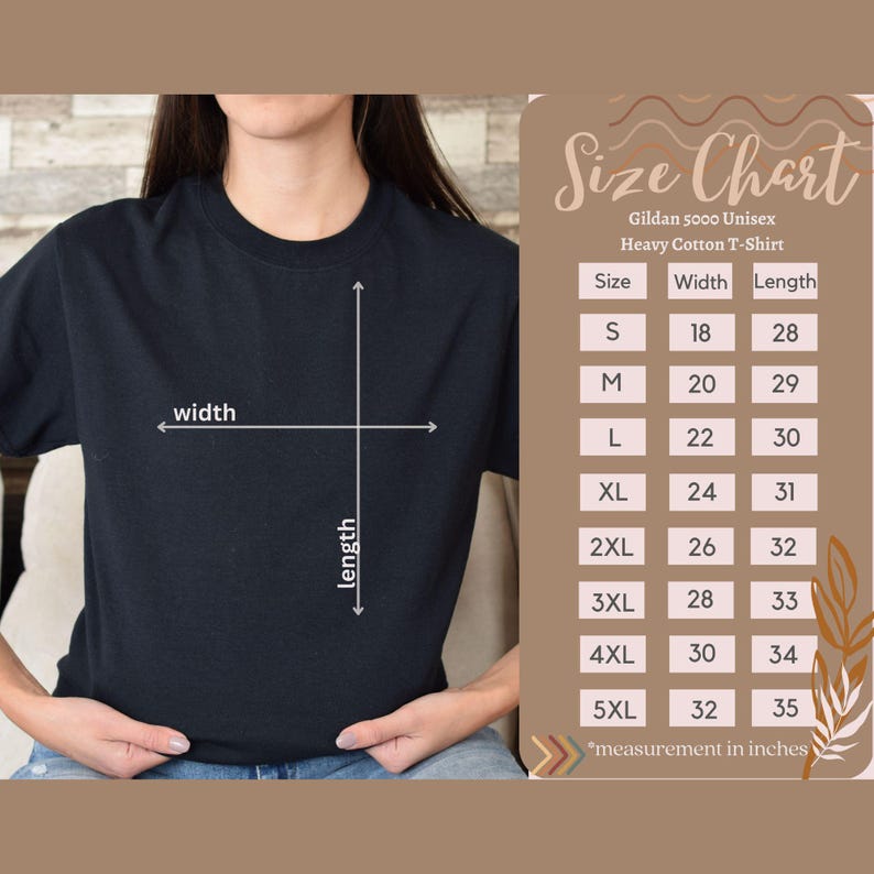 Pode incluir: Uma camiseta preta Gildan 5000 Unisex Heavy Cotton com uma tabela de tamanhos. A tabela lista os tamanhos S a 5XL, com as medidas de largura e comprimento em polegadas. A camiseta &eacute; exibida em uma pessoa.