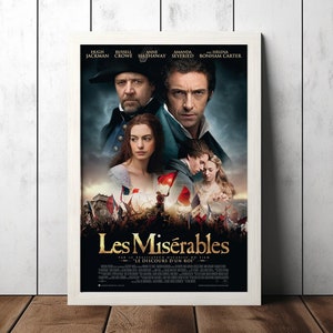 Op de afbeelding: Filmposter voor de film Les Misérables, met Hugh Jackman, Russell Crowe, Anne Hathaway, Amanda Seyfried en Helena Bonham Carter. De poster heeft een donkere achtergrond met een rood-wit-blauwe Franse vlag op de voorgrond.