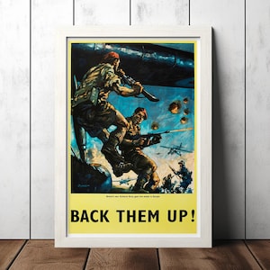 Puede incluir: Un cartel de propaganda de la Segunda Guerra Mundial que muestra una escena dramática de paracaidistas saltando de un avión durante una batalla. El cartel es amarillo y negro con el texto "Britain's new Airborne Army goes into action in Europe. BACK THEM UP!"